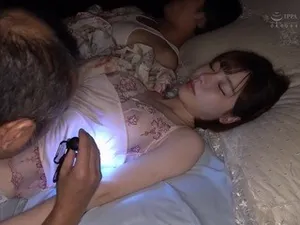 Anh chàng 91π đã cặp kè với một cô gái năm hai vừa mới đi làm ở khách sạn. Cô ấy vẫn còn hơi nhút nhát. Cái âm hộ hồng của cô ấy quá mềm mại. Cô ấy đã bị quan hệ hai lần và khuôn mặt của cô ấy bị phơi bày hoàn toàn...