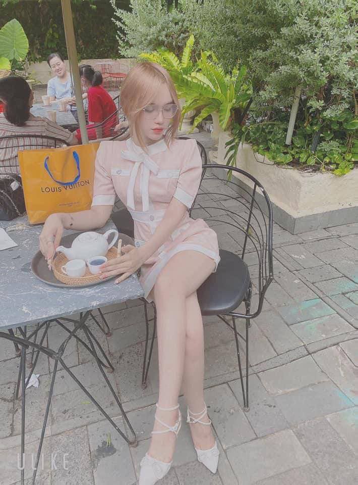 Địt nhau với đồng nghiệp trong kỳ nghỉ khi chồng ở nhà